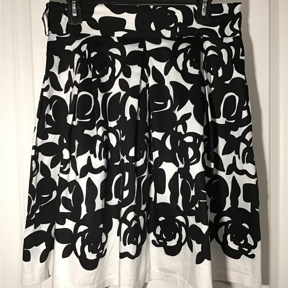 Lena Gabrielle Chic Black and White Floral pleated Skirt Size 10 - Picture 2 of 6